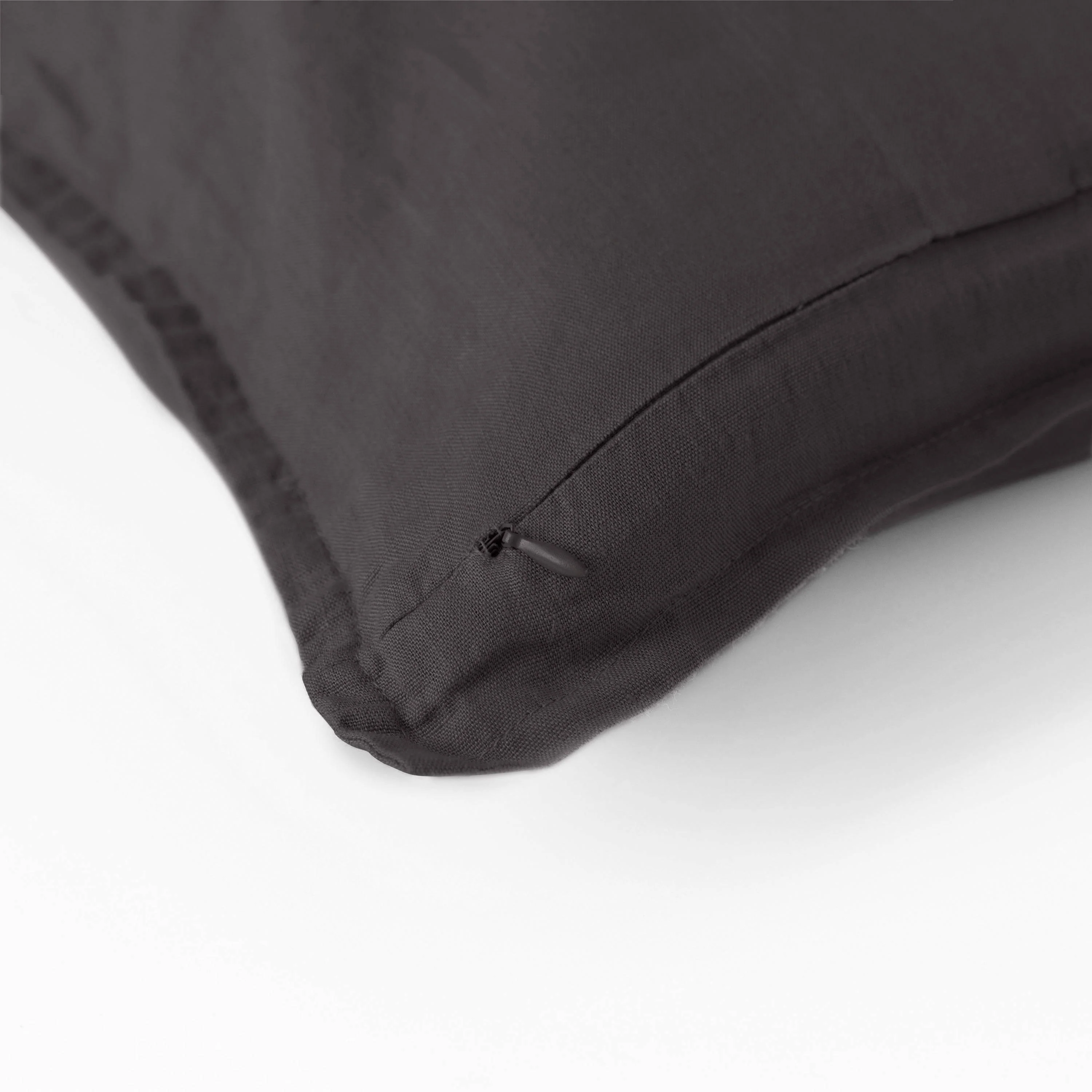 Washed linen cushion cover Songe charbon - Image 4
